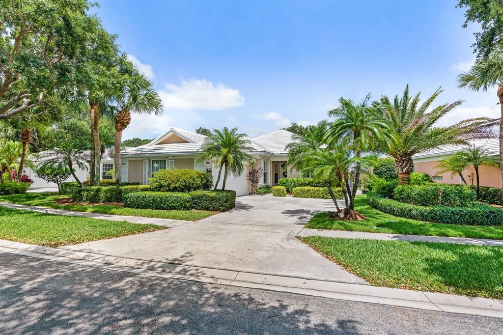 Photo of 8427 E Garden Oaks Circle Cir, Palm Beach Gardens, FL 33410 (MLS # R10723308)