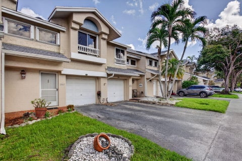 Tiny photo for 2047 DISCOVERY Circle E, Deerfield Beach, FL 33442 (MLS # B26086360)
