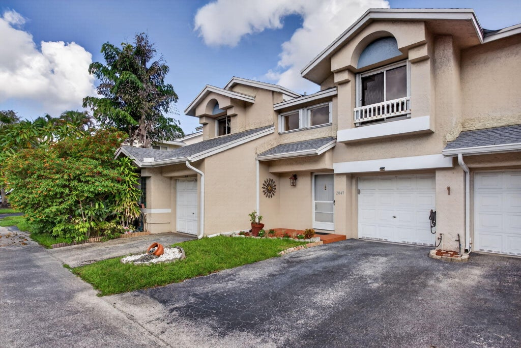 Photo of 2047 DISCOVERY Circle E, Deerfield Beach, FL 33442 (MLS # B26086360)