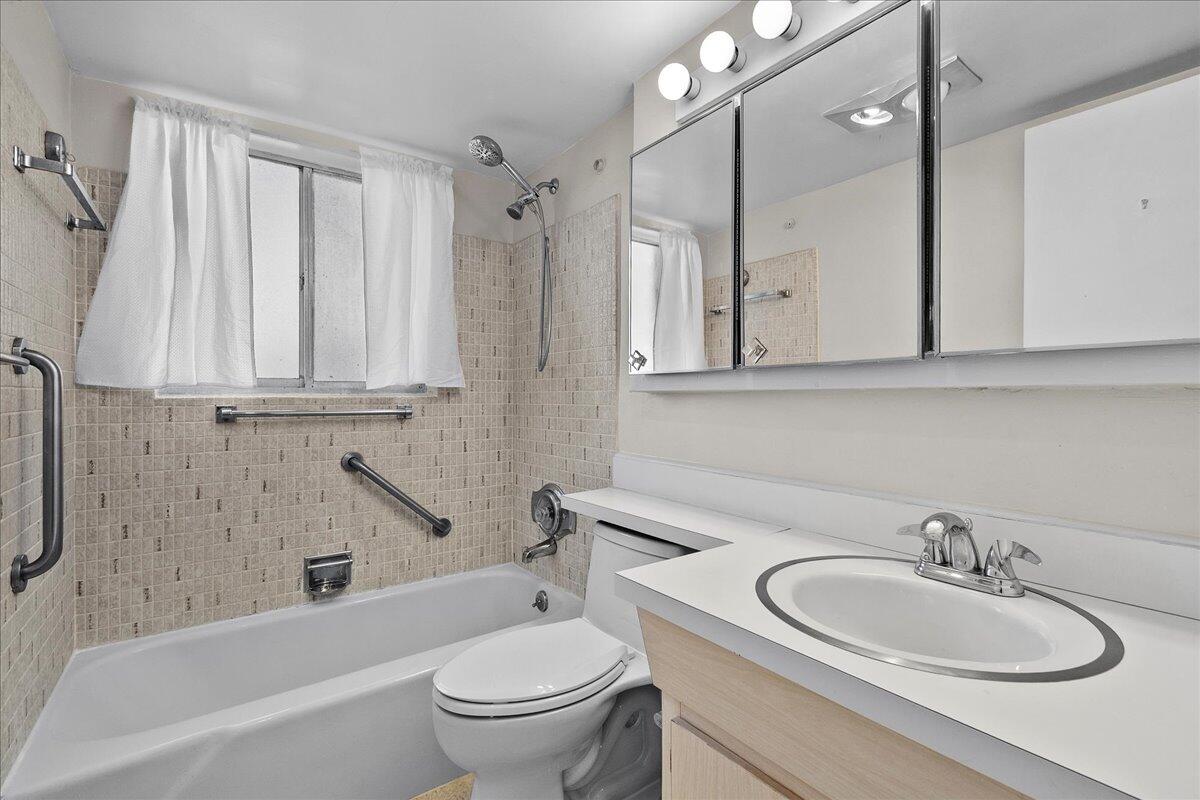 LAKESIDE POINT APT NO 2 COND DECL IN - Residential