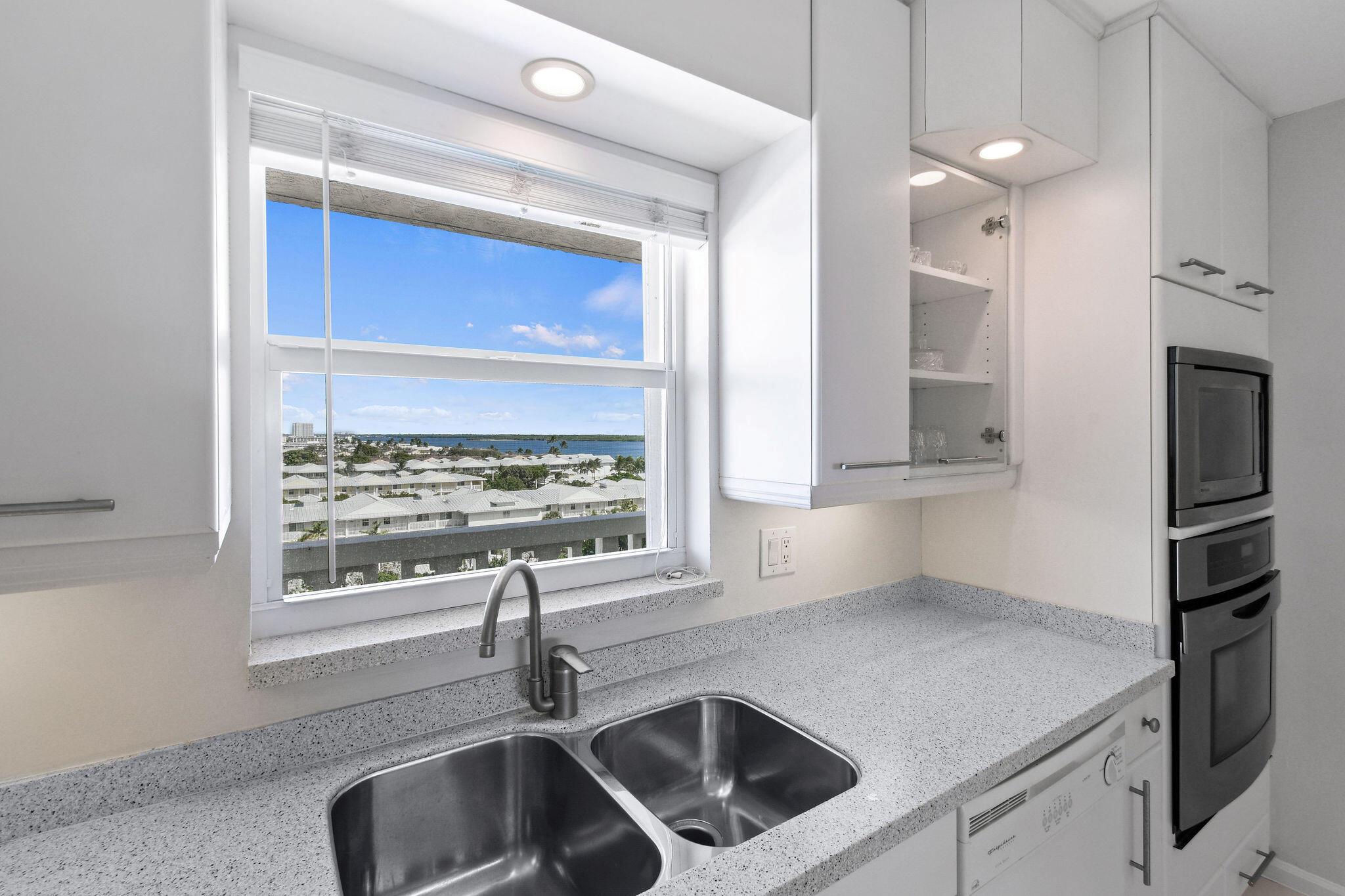 Lake Harbour Towers East - Residential