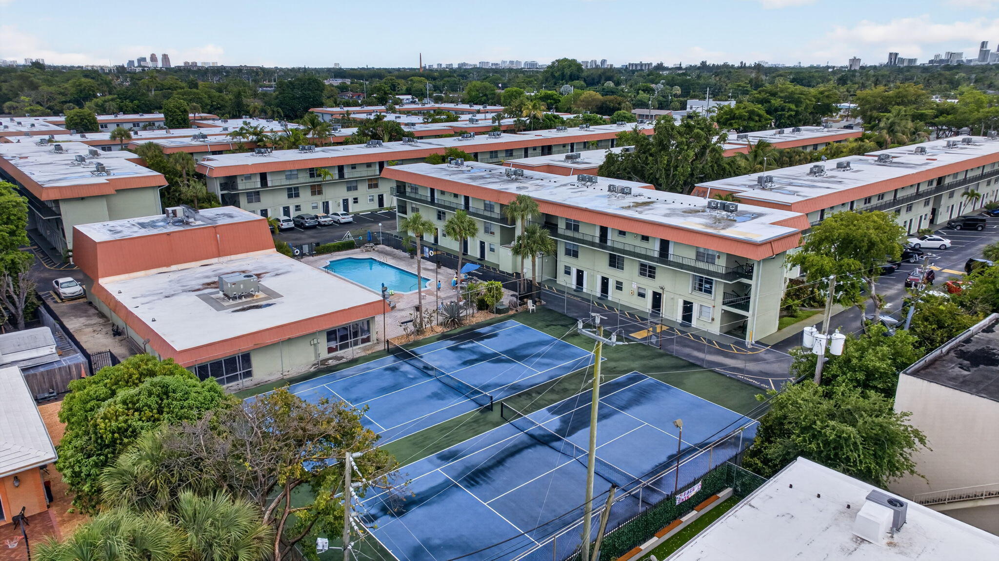 RACQUET CLUB - Residential