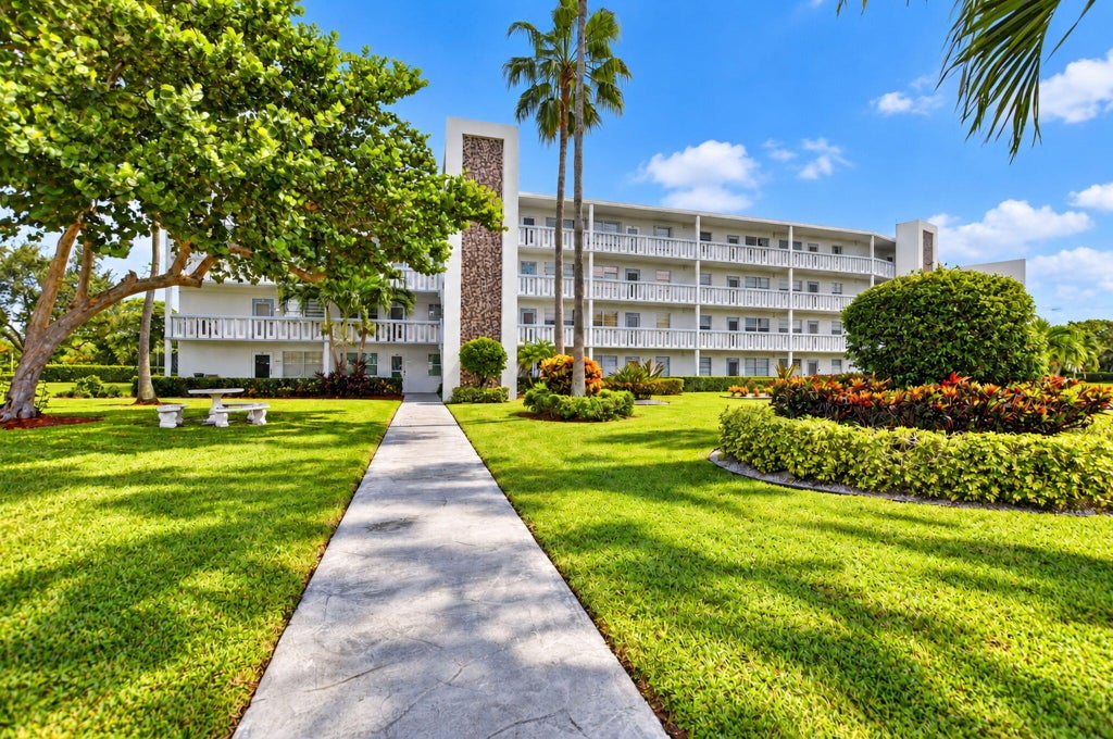 Photo of 4025 Swansea B #4025, Deerfield Beach, FL 33442 (MLS # B26083770)