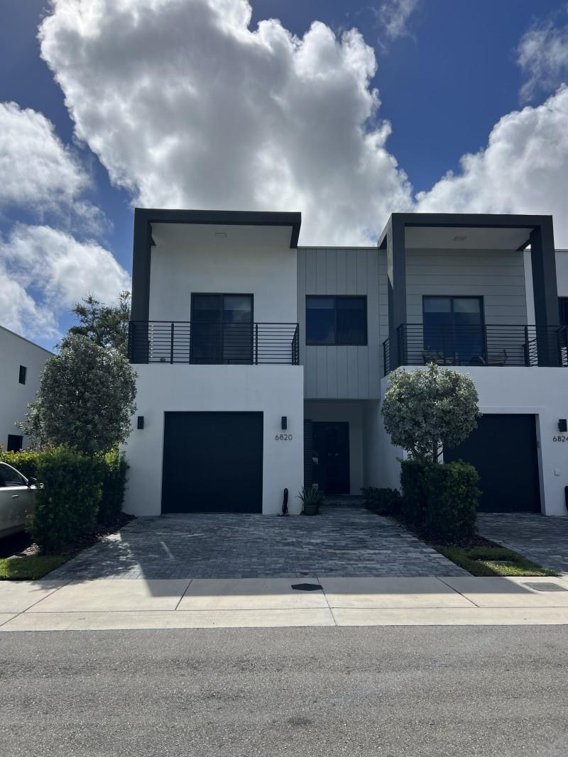 New Somi upscale town home. Corner unit, garage and backyard. Spacious social areas and rooms. Premium appliances and modern kitchen with wine cooler. Large closets and storage space, separate laundry room with sink. Perfectly located on 80th St 2 blocks from US 1 and walking distance to dadeland station.