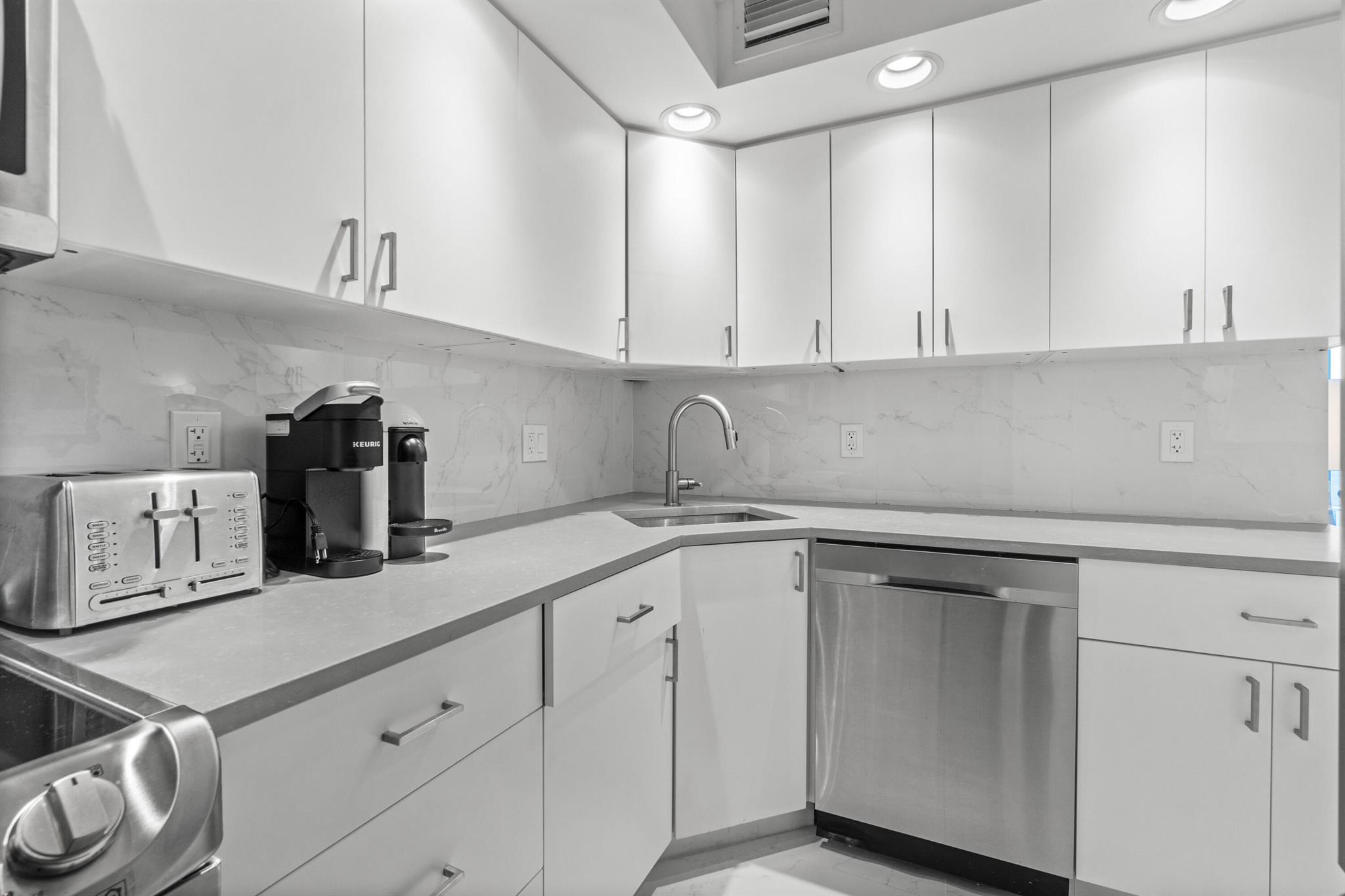 AMBASSADOR II CORP - Residential Lease