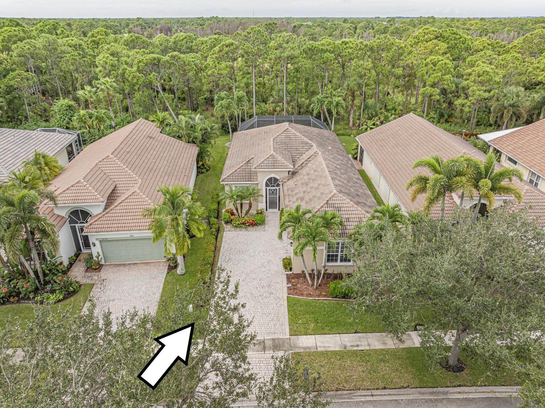 6871 SE Twin Oaks Circle