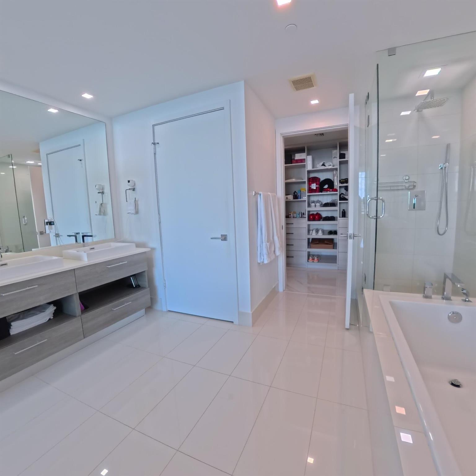 PARAISO BAY CONDO - Residential