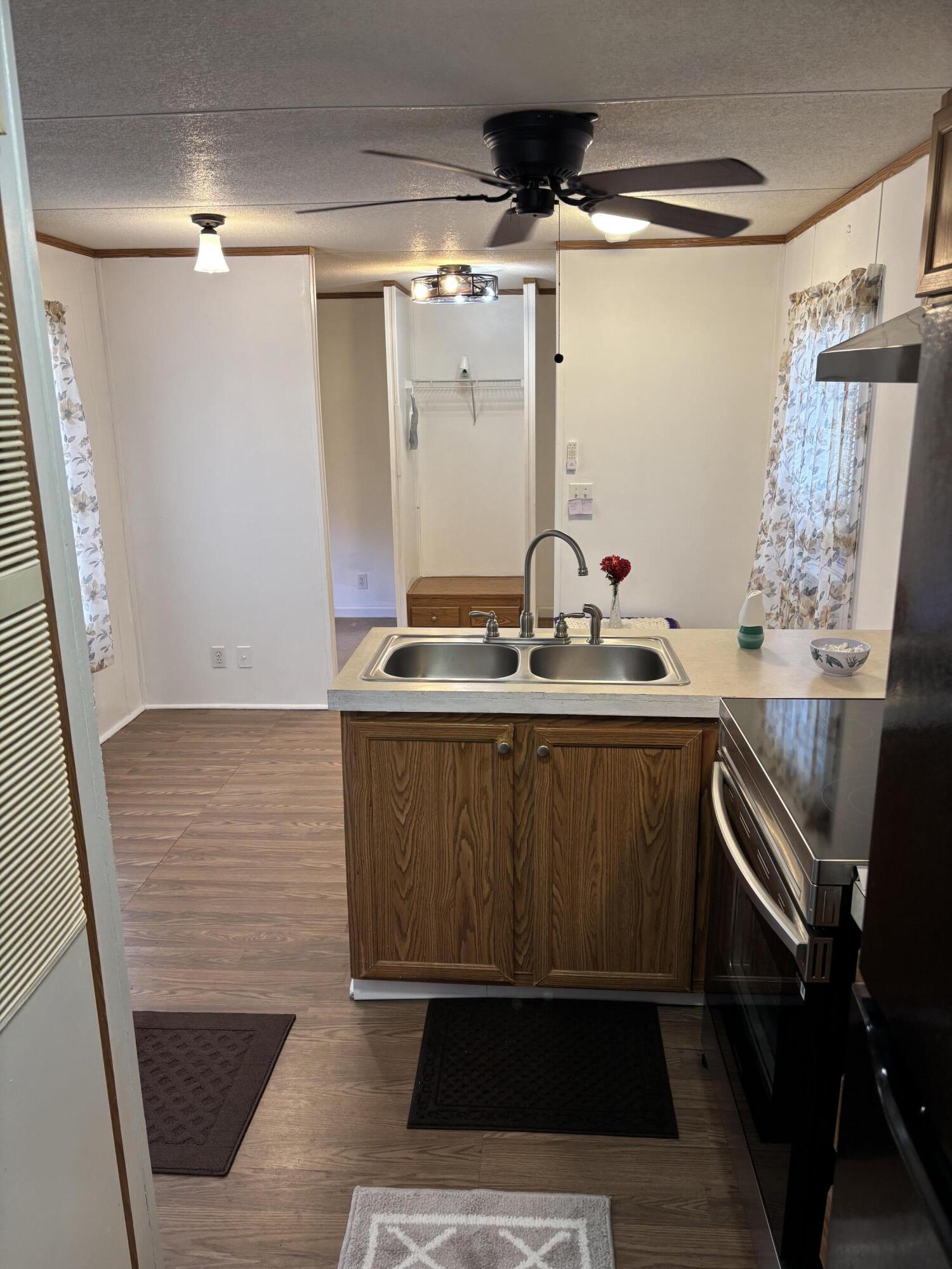 MANATEE MOBILE HOME PAEK - Residential