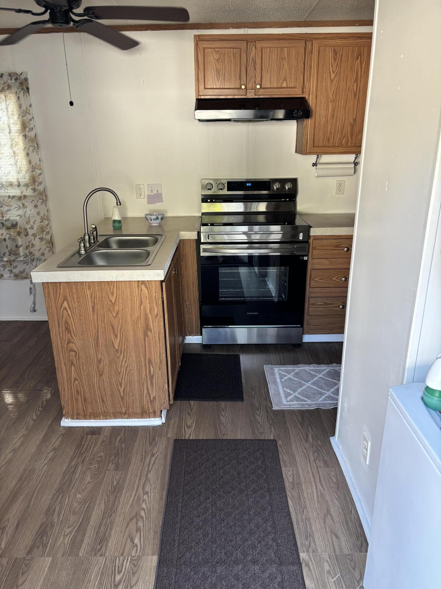 MANATEE MOBILE HOME PAEK - Residential