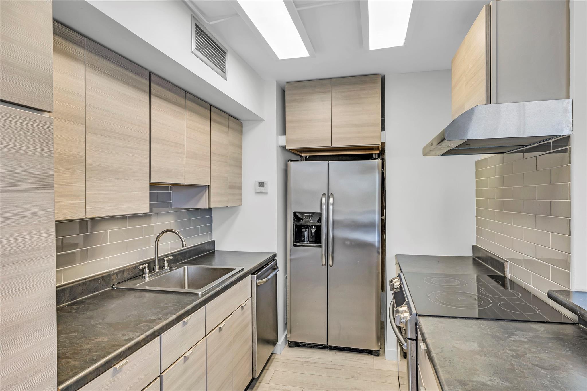 1050 SE 15th St 404