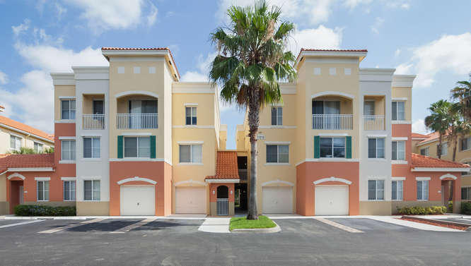 Great second floor unit, laminate flooring throughout. Split plan, spacious kitchen, balcony. Wonderful location in Palm Beach Gardens, walk to shops and dining.