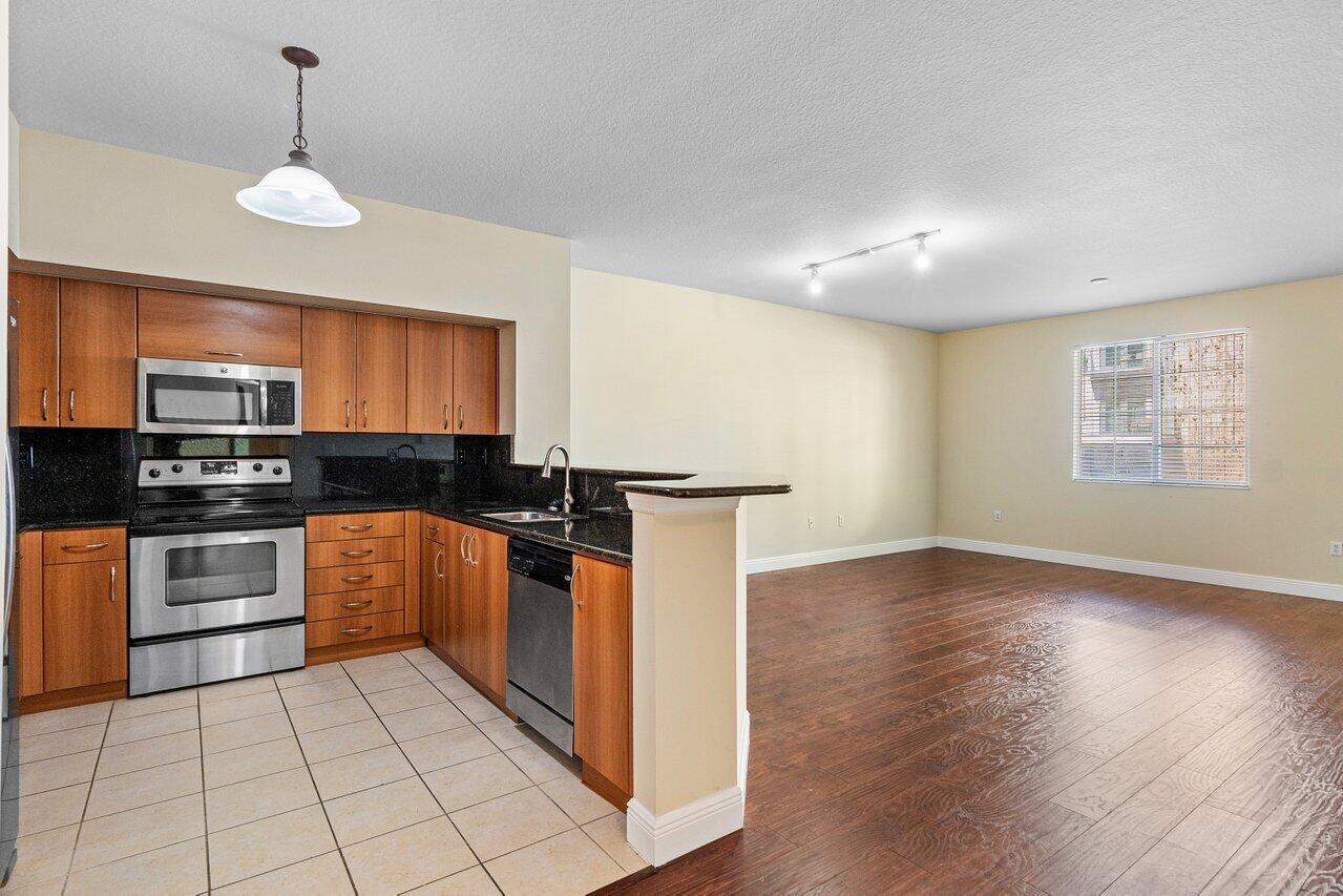 PINEAPPLE GROVE VILLAGE - Residential Lease