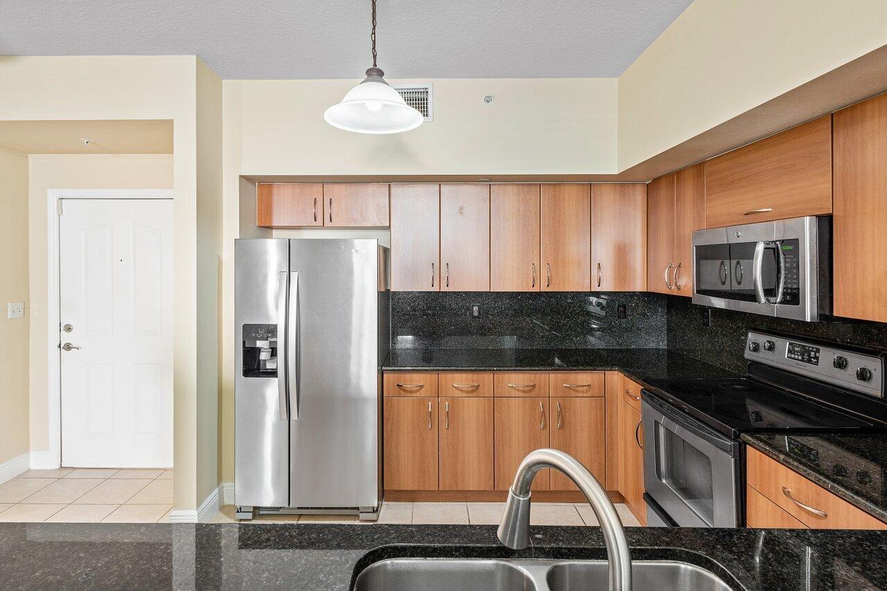 PINEAPPLE GROVE VILLAGE - Residential Lease