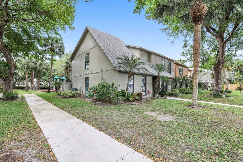 Photo of 516 Sandtree Drive, Palm Beach Gardens, FL 33403 (MLS # R10974677)