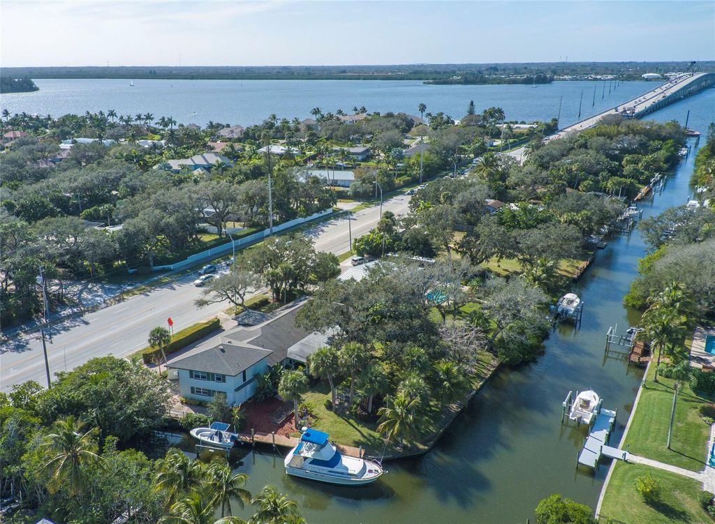 Photo of 637 E Causeway Boulevard, Vero Beach, FL 32963 (MLS # F10448929)