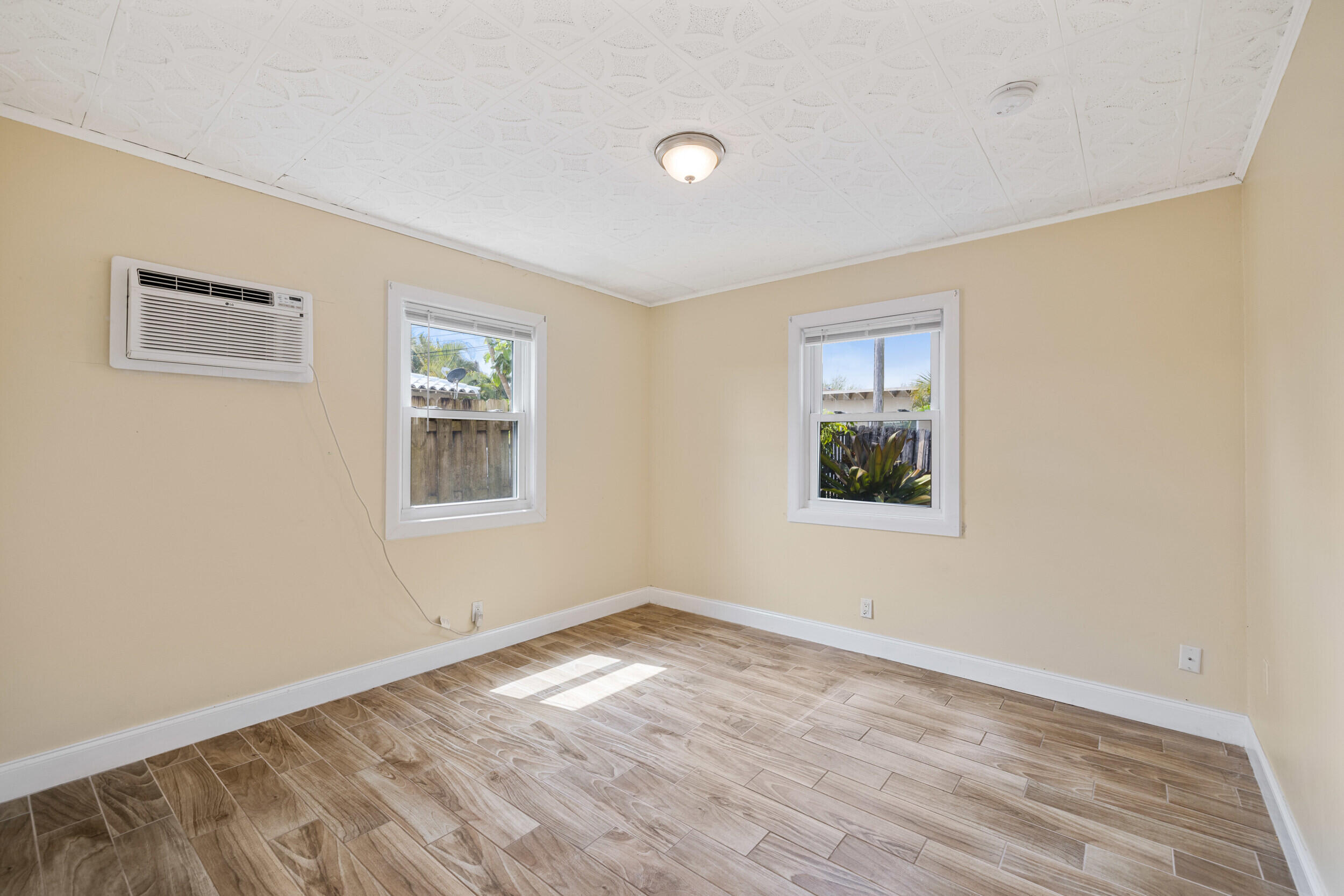 NORTH PALM BCH 3 - Residential Lease