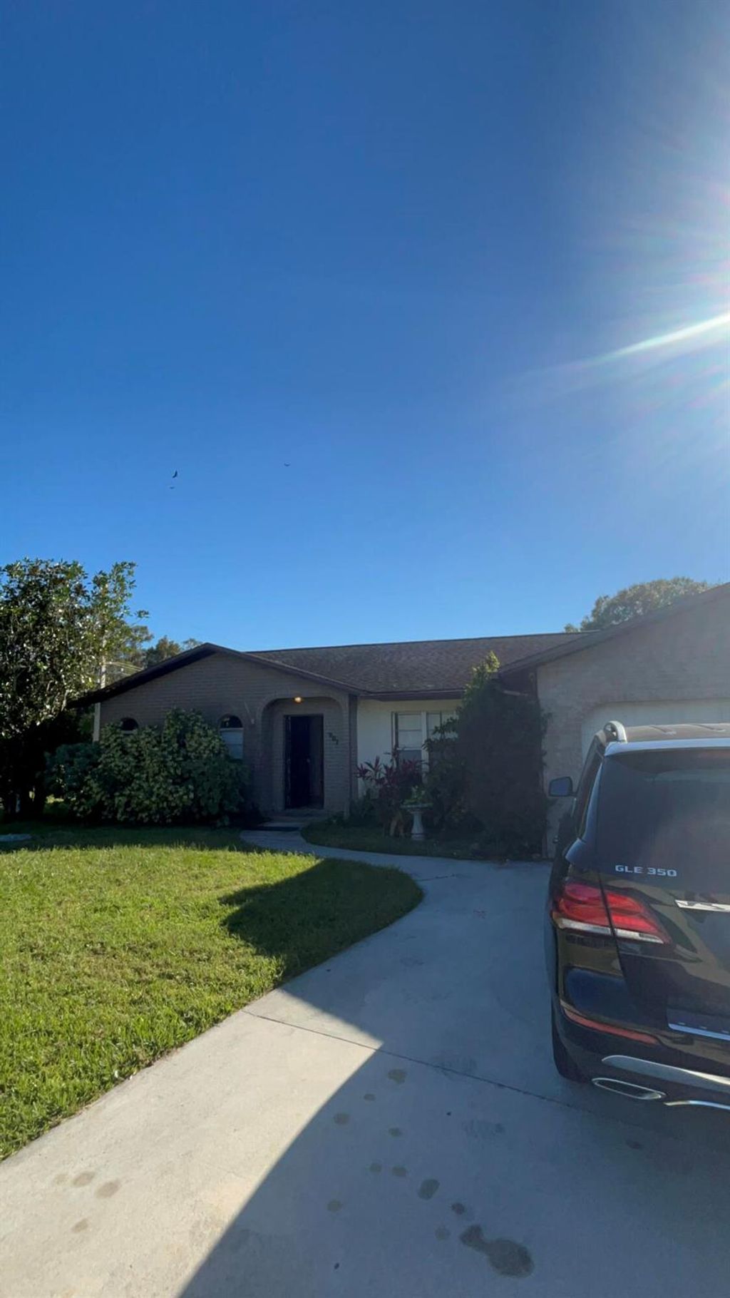 Photo of 901 Heron Ave, Fort Pierce, FL 34950 (MLS # R11045154)