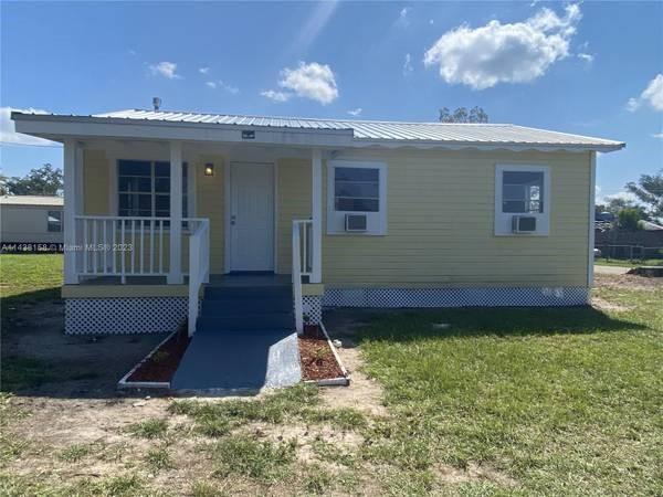 COTTONDALE, FL Spacious 3 bedroom 1 bath home w/ additional family room, Tankless Hot Water Heater, Laminate flooring throughout w tile in bathroom, Washer/Dryer hookups, open front patio great for relaxing!!! Home is located just minutes off of I-10 (approx 1 hour to/from Tallahassee, approx 1 hour to/from Panama City, approx 30 minutes to/from Dothan Alabama)