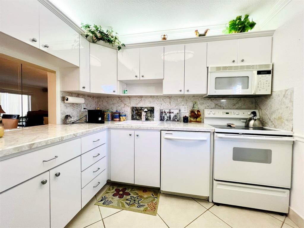 VILLAGES OF ORIOLE ABBEY - Residential Lease