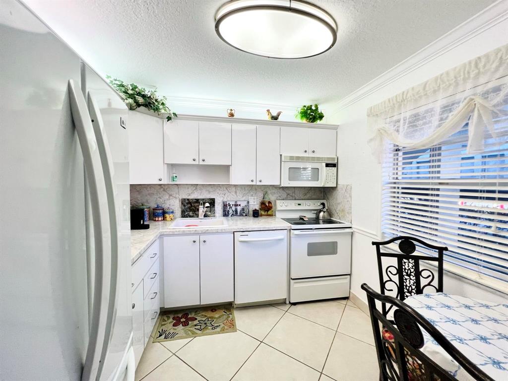 VILLAGES OF ORIOLE ABBEY - Residential Lease