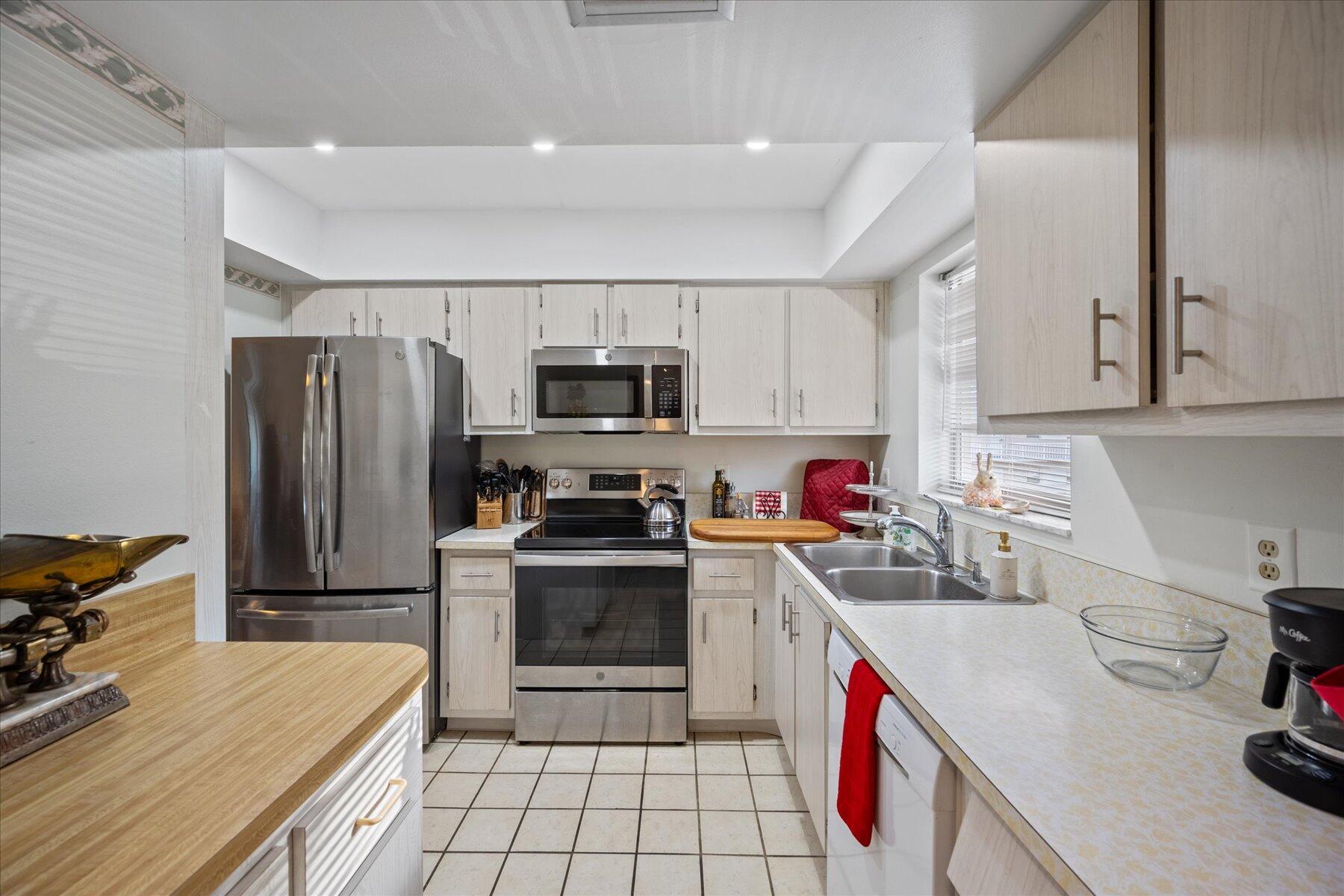 THE LITTLE CLUB CONDO - Residential