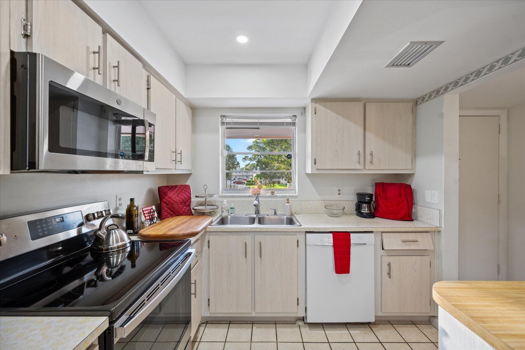 THE LITTLE CLUB CONDO - Residential