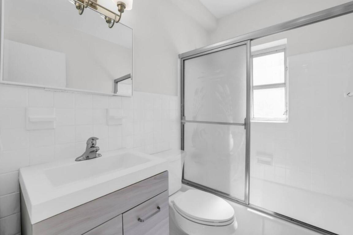 ROMAINE INC - Residential Lease