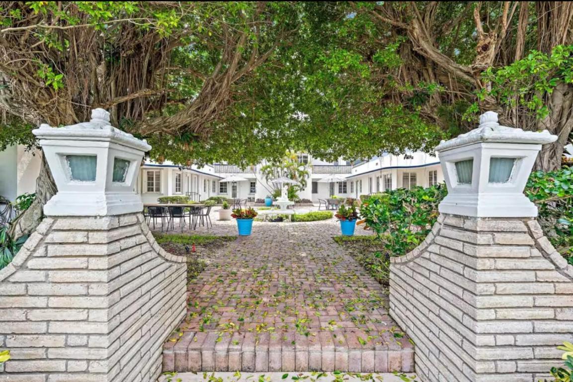 ROMAINE INC - Residential Lease