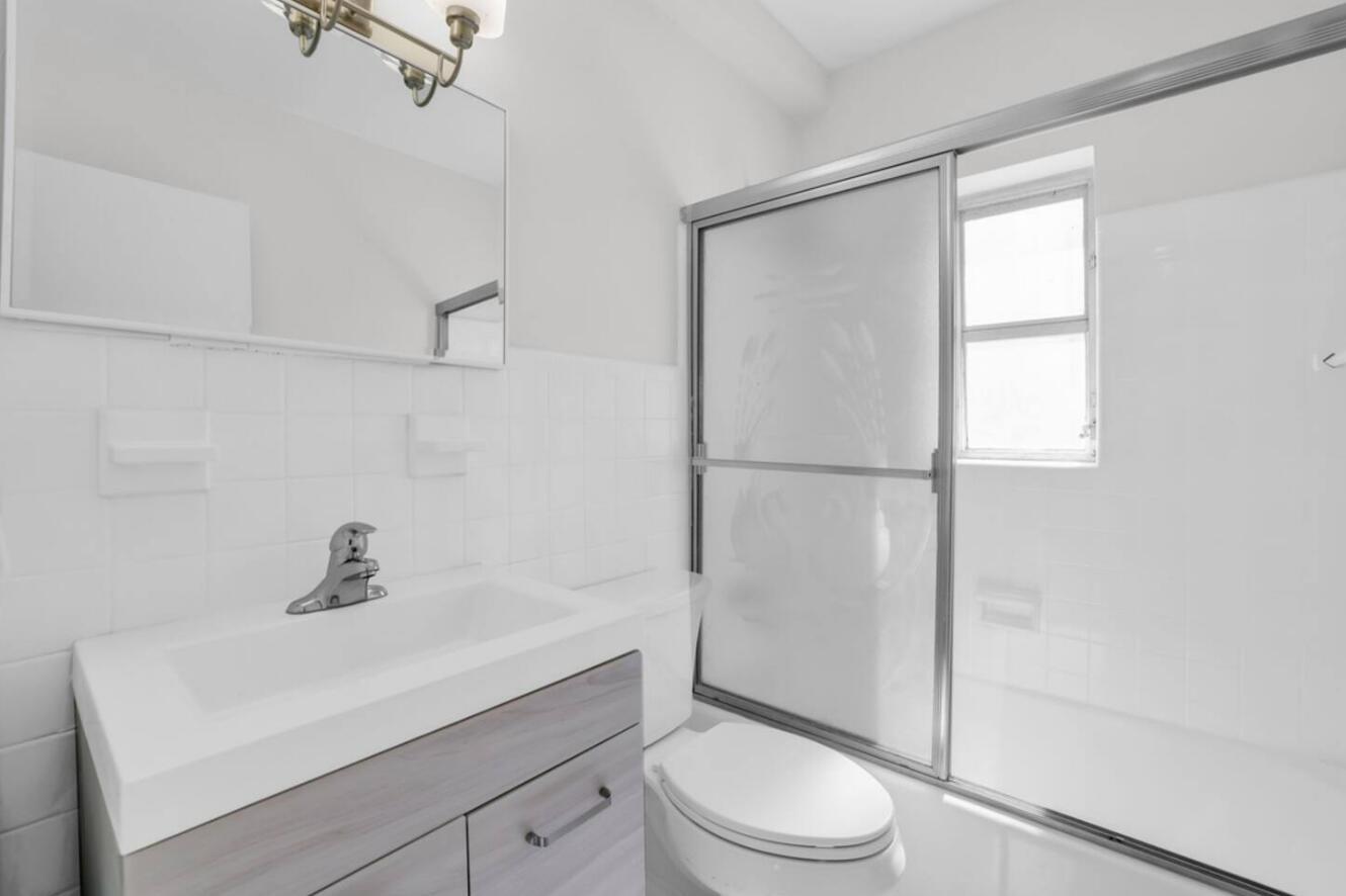 ROMAINE INC - Residential Lease