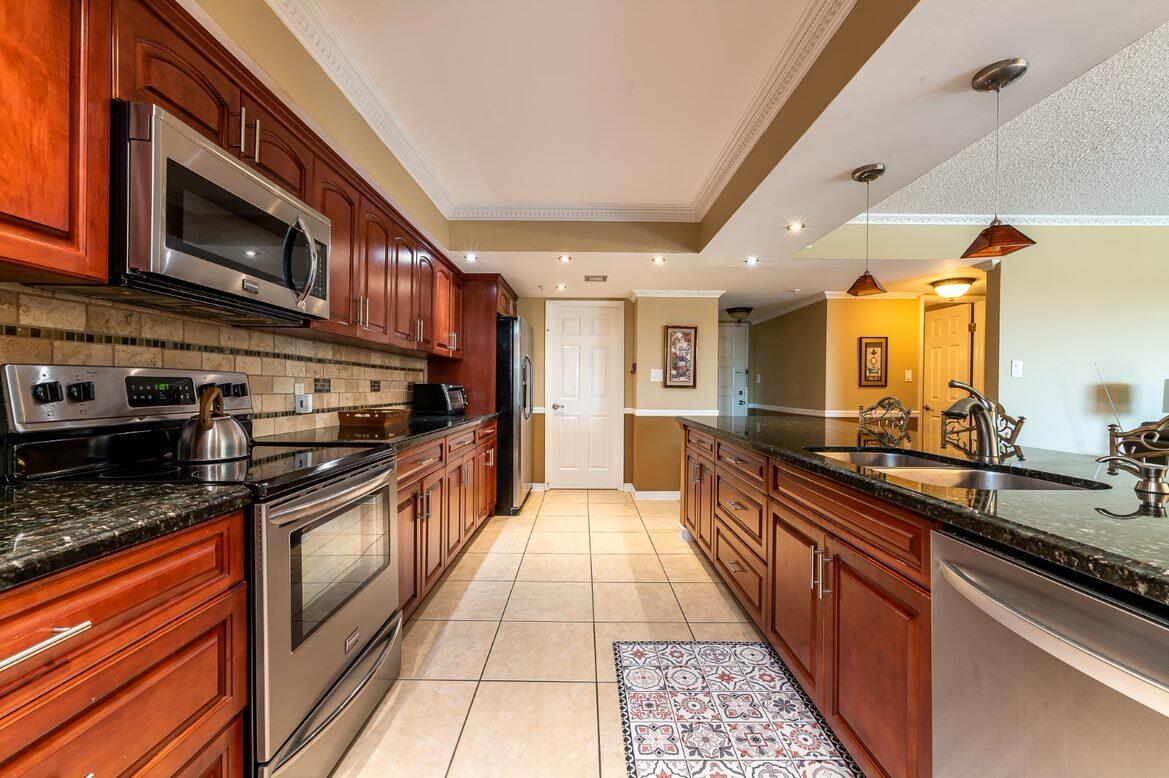 LAKESIDE CONDO - Residential Lease