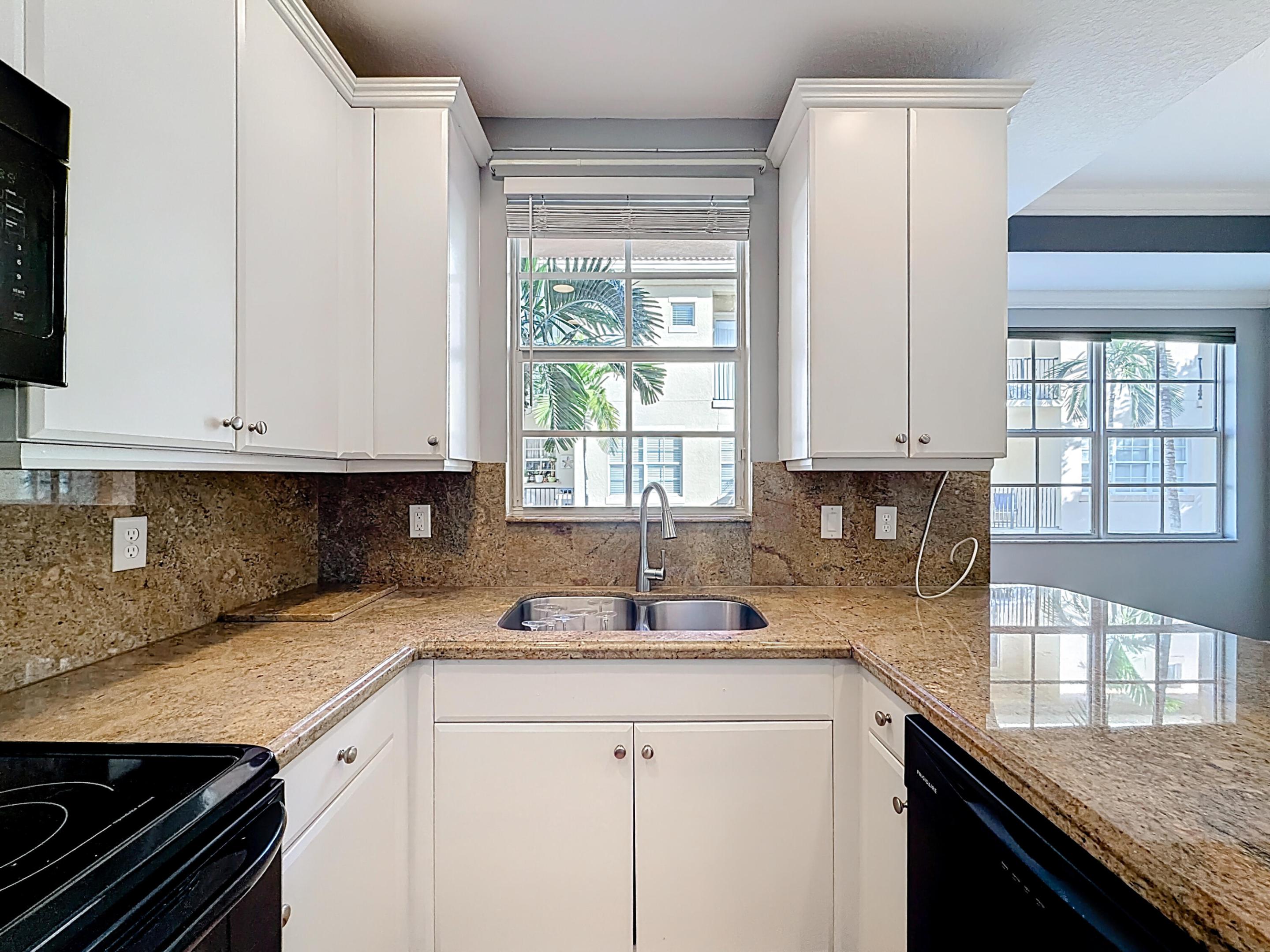 HARBOUR OAKS - Residential