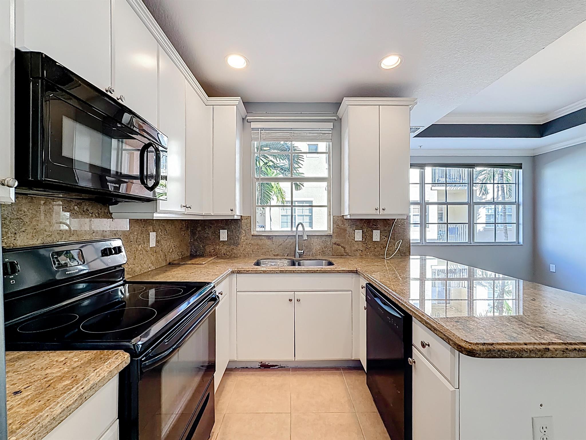 HARBOUR OAKS - Residential