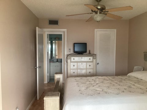 Tiny photo for 208 CHATHAM J #208, West Palm Beach, FL 33417 (MLS # B26090394)