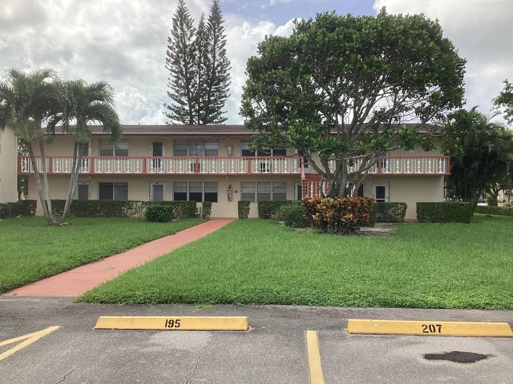 Photo of 208 CHATHAM J #208, West Palm Beach, FL 33417 (MLS # B26090394)