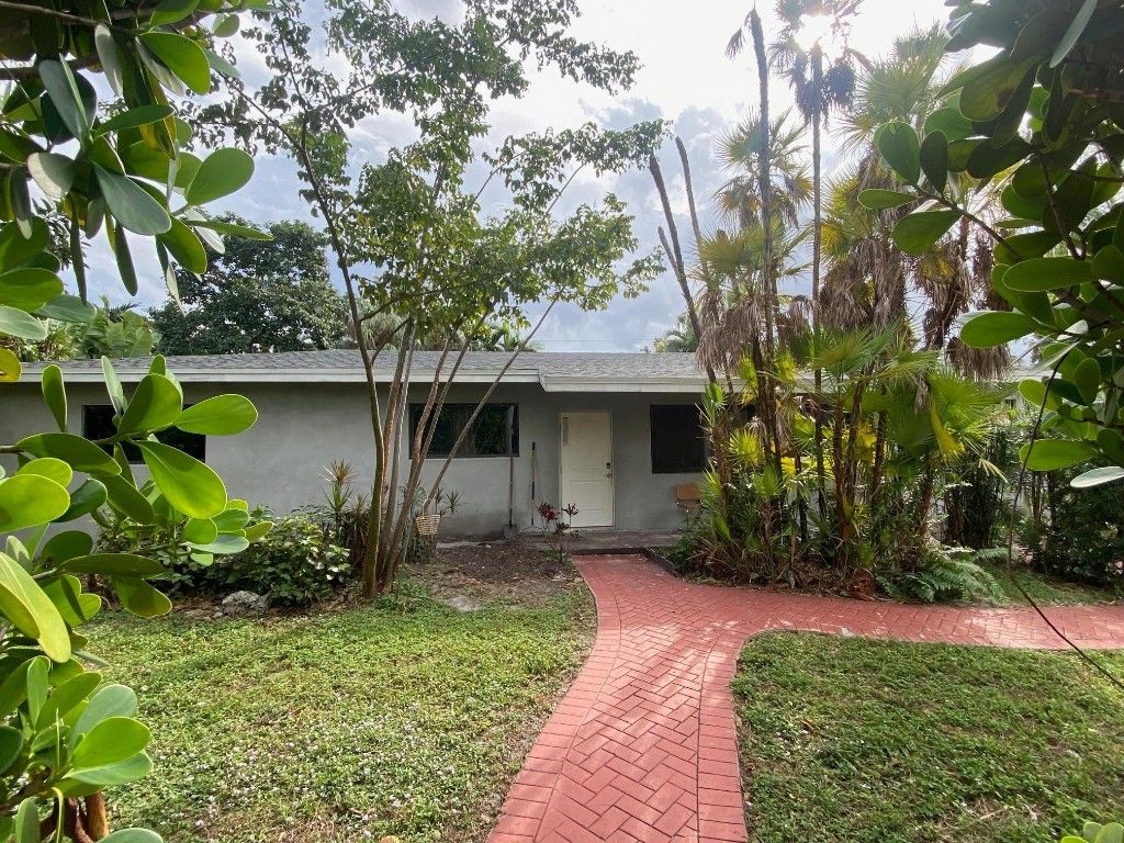 Photo of 812 NE 17th Court, Fort Lauderdale, FL 33305 (MLS # F10538396)