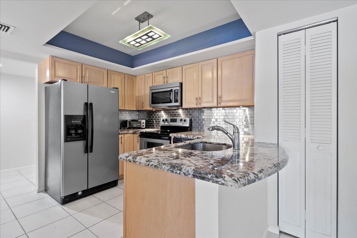 1640 Twelve Oaks Way 205