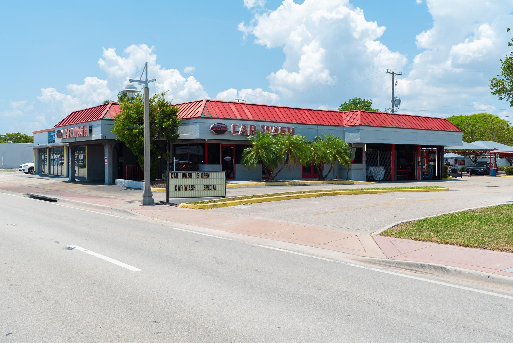Prime Retail Building on .44± Acres with US 1 Frontage. A .44± Acre Redevelopment Site in the Heart of
Pompano Beach, Florida.