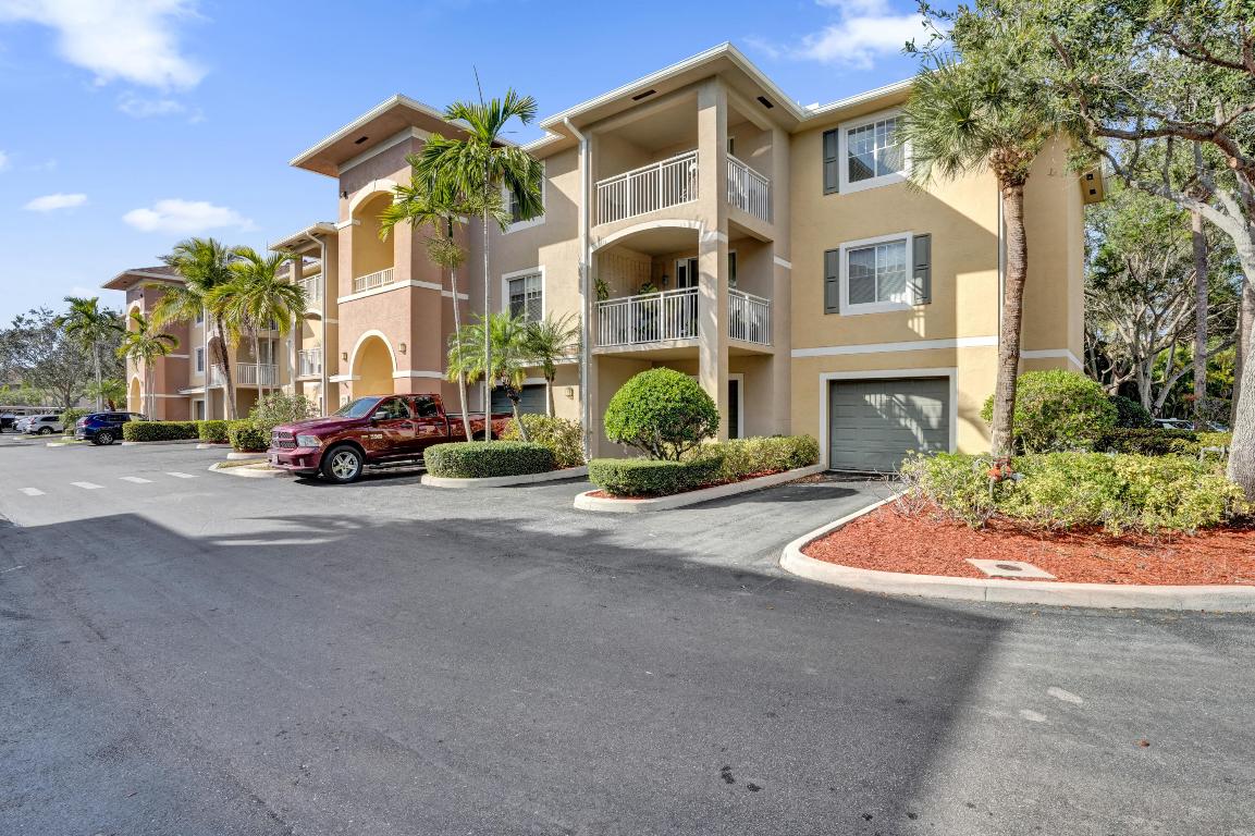 VILLAS AT EMERALD DUNES CONDO - Residential