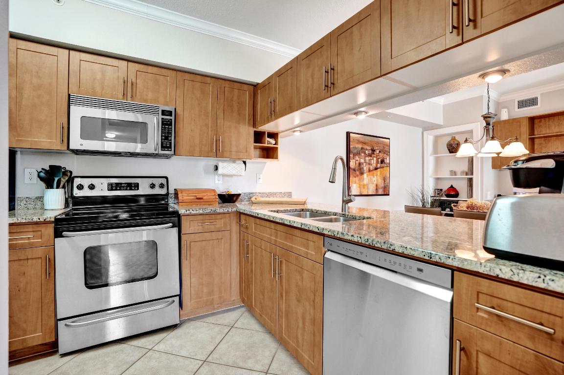 VILLAS AT EMERALD DUNES CONDO - Residential