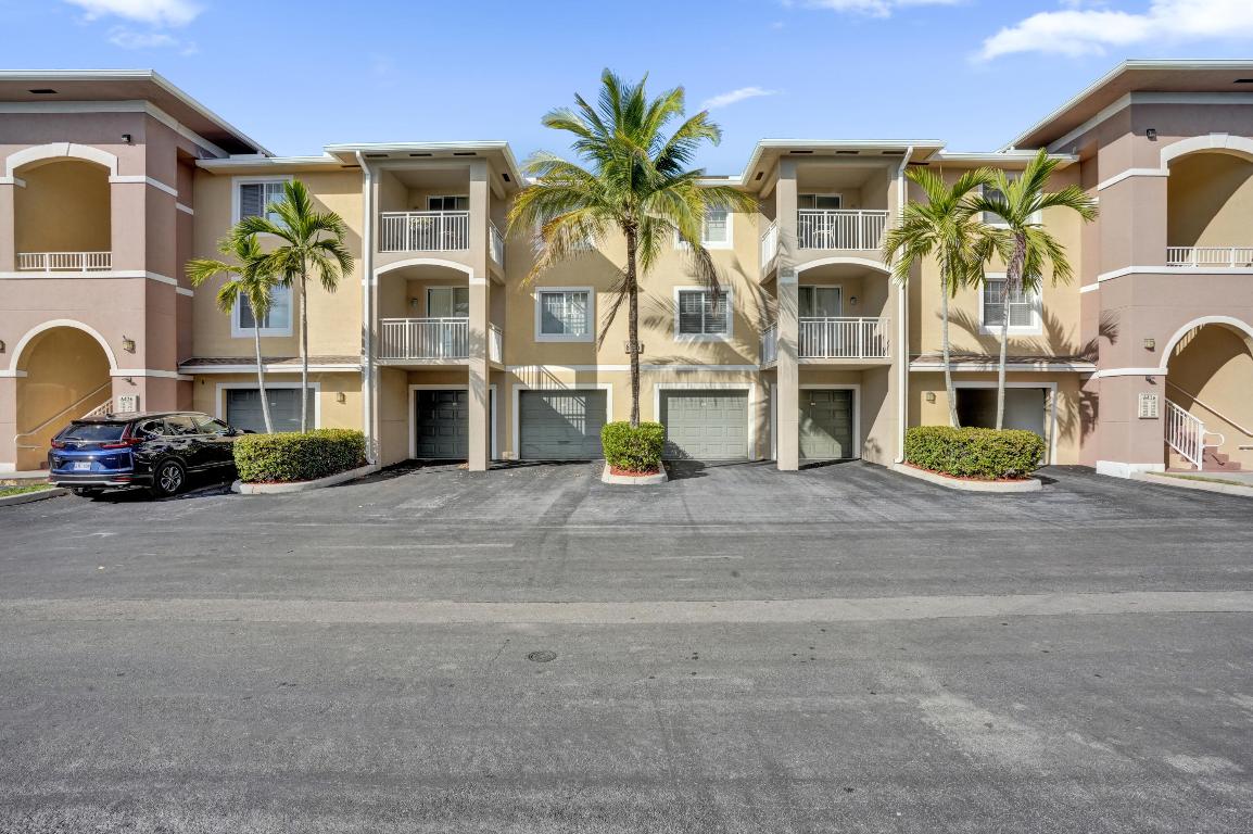 VILLAS AT EMERALD DUNES CONDO - Residential