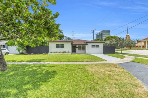 Photo of 3262 Pierce Street, Hollywood, FL 33021 (MLS # B26044090)