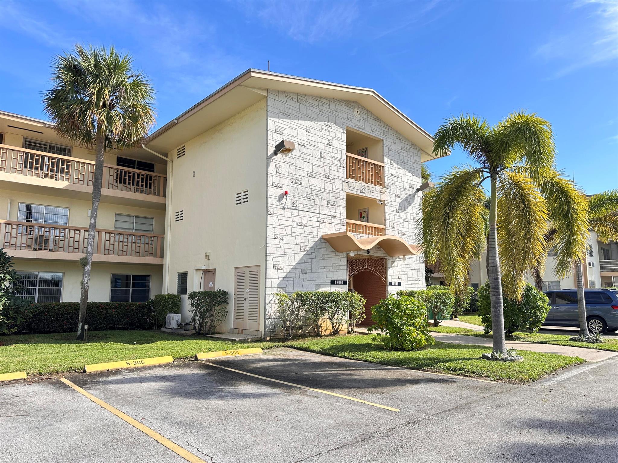 Make it your home. Cozy unit located on the second floor with a spacious living room and master bedroom. This unit has a beautiful garden view and is ready for your personal touch to make it your own.