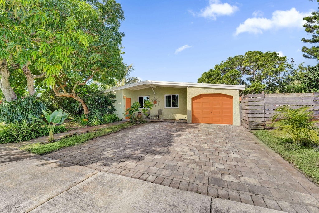 Photo of 4541 NE 14TH Terrace, Pompano Beach, FL 33064 (MLS # B26076900)