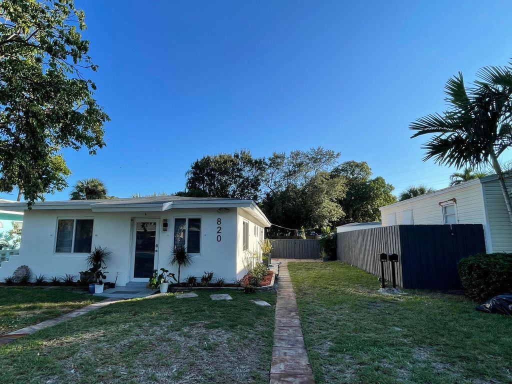 Photo of 820 SE 14th Street #1-2, Fort Lauderdale, FL 33316 (MLS # B26024012)
