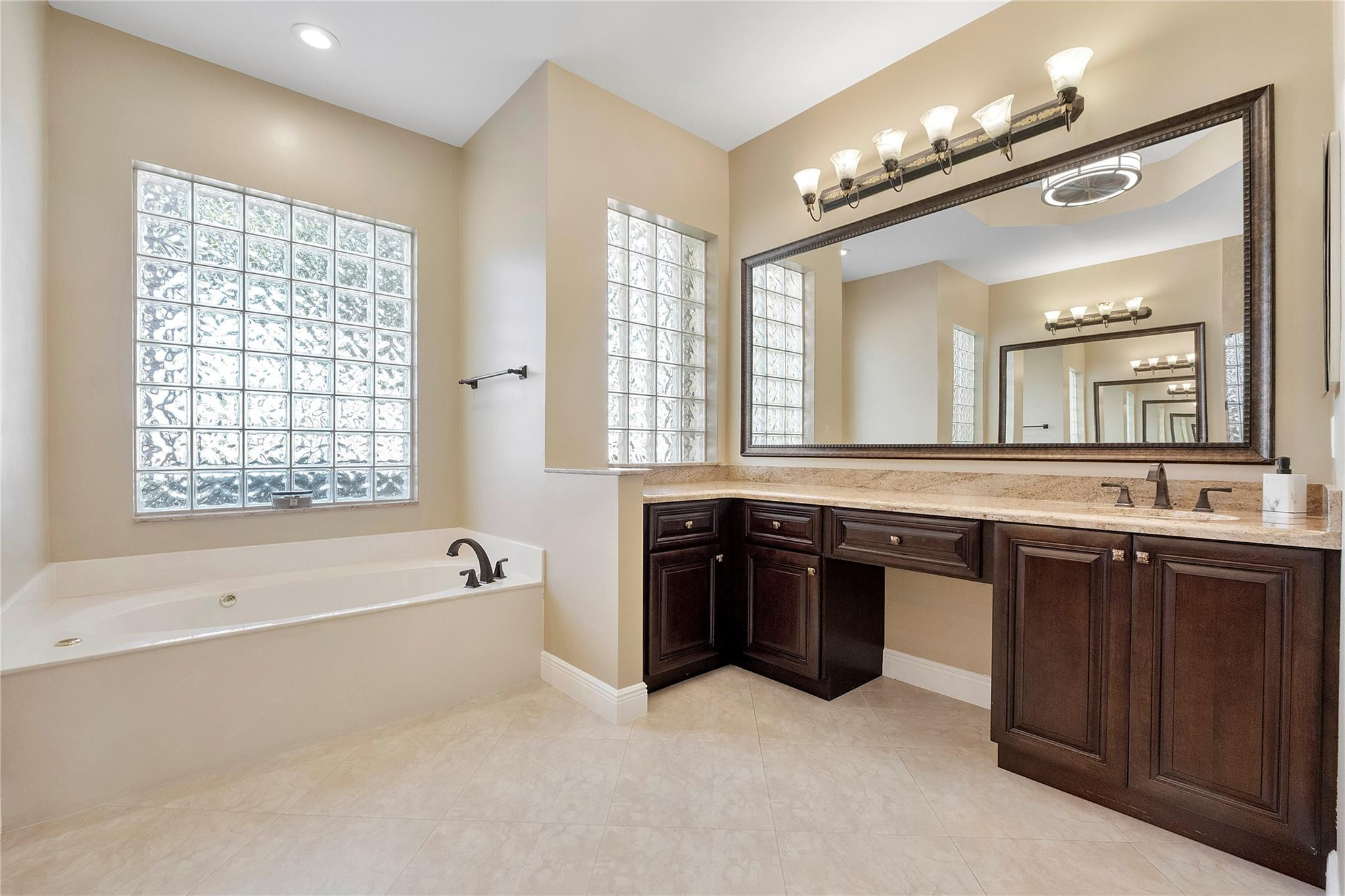 VALENCIA SHORES - Residential