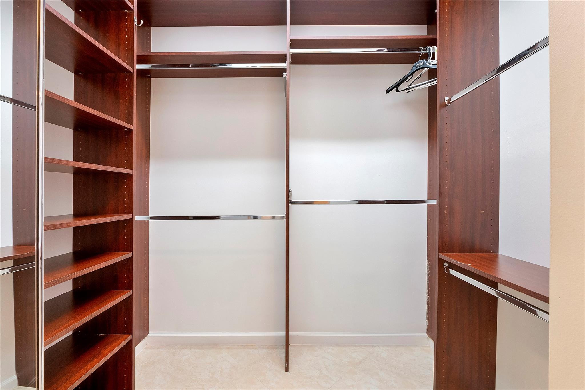 VALENCIA SHORES - Residential