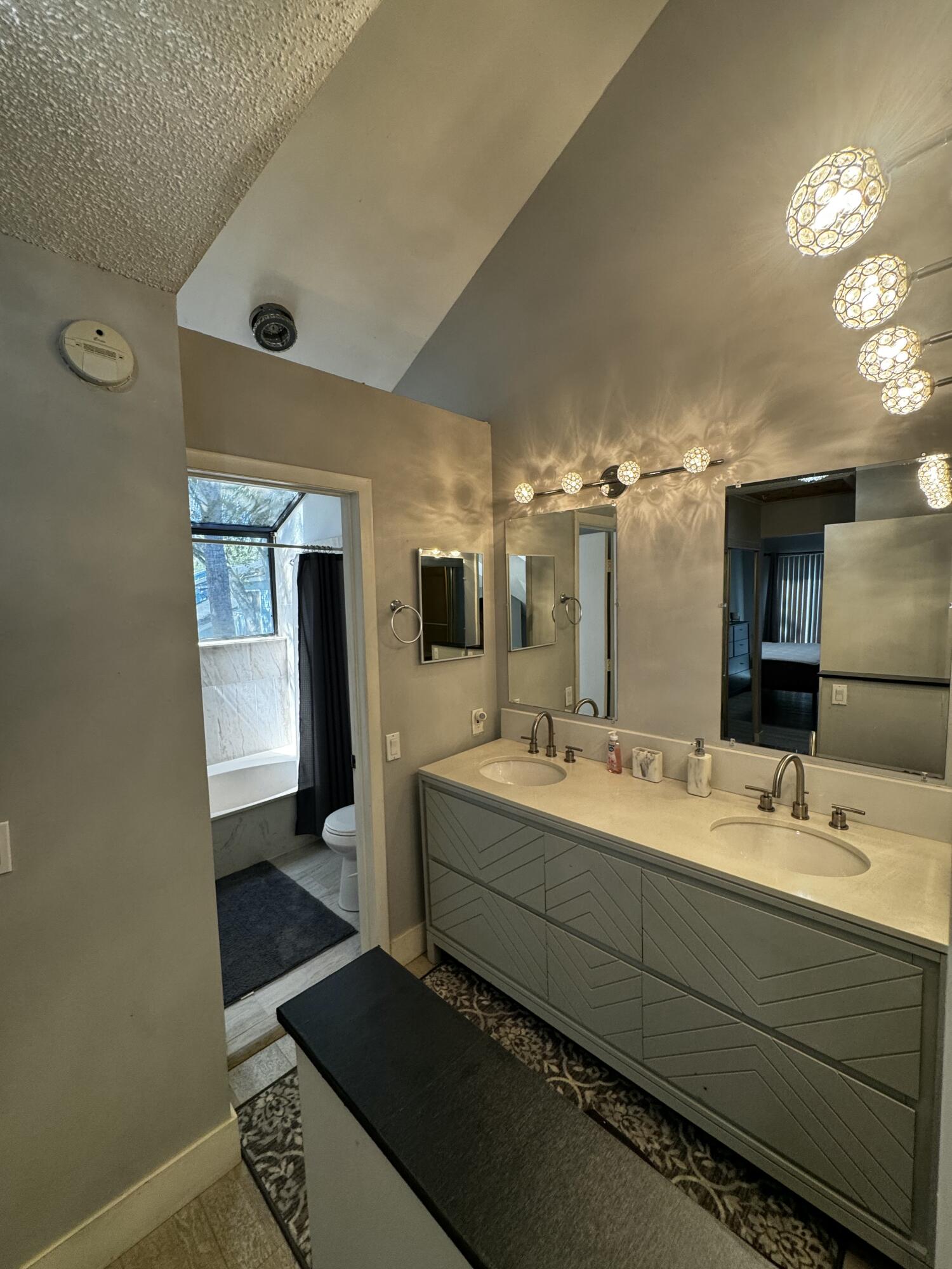 ROCK ISLAND LAND CORP - Residential Lease