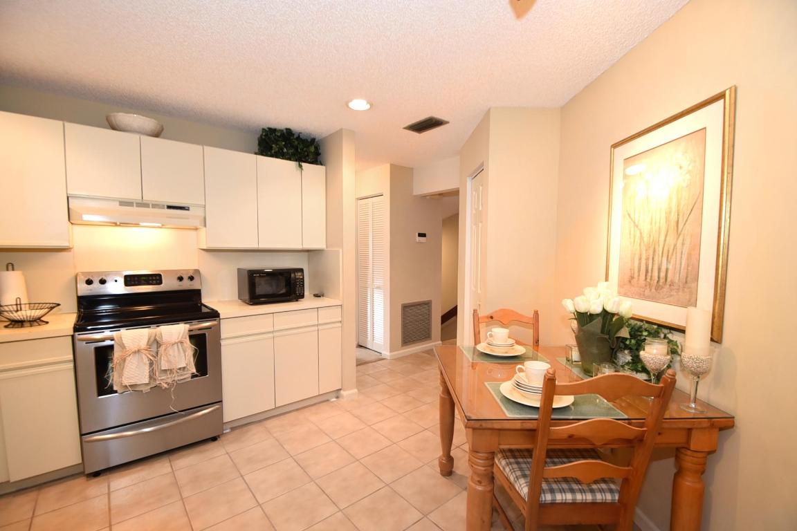 COACH HOUSES OF TOWN PLACE CONDO - Residential Lease