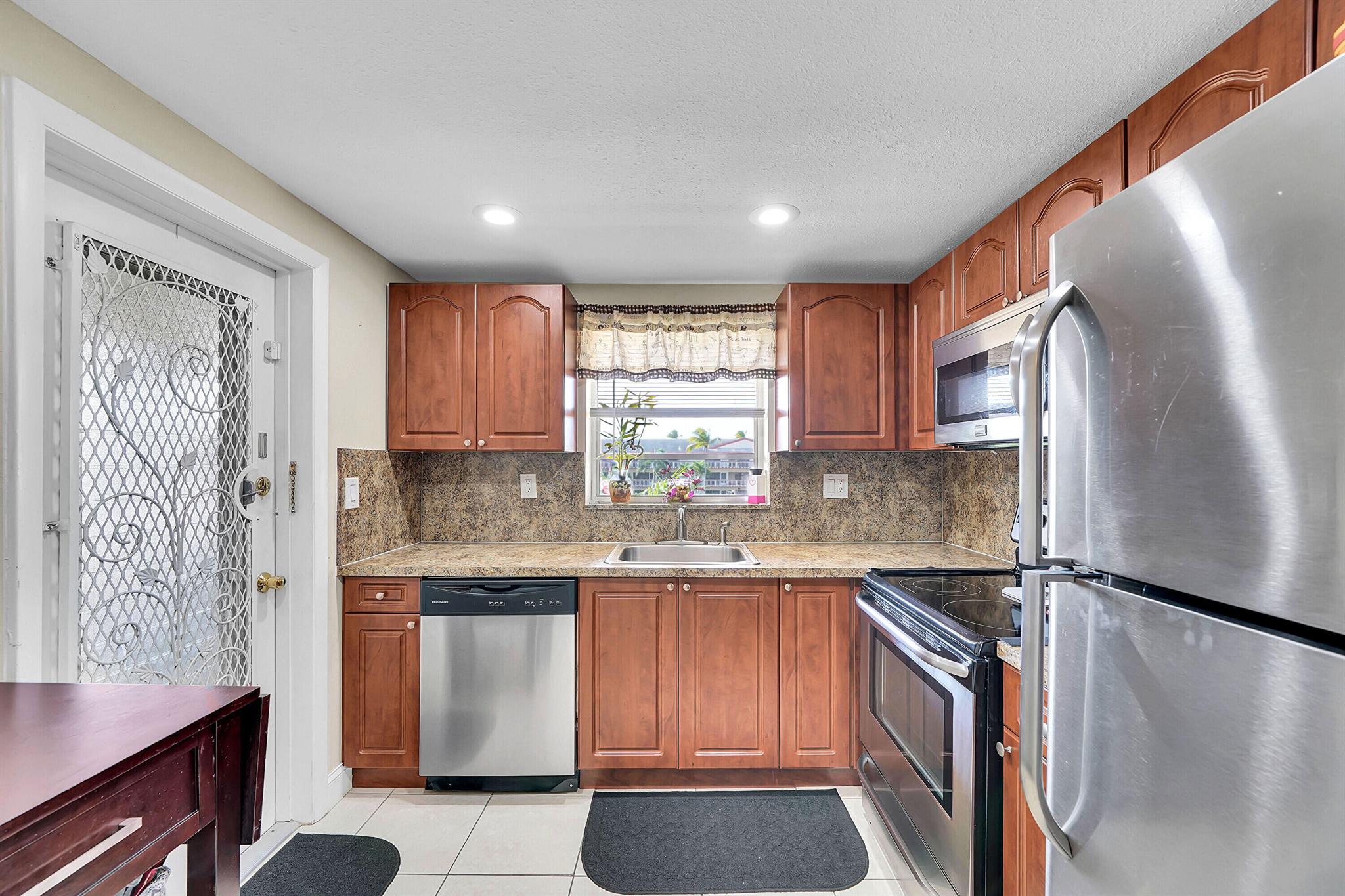 Hollywood, Florida 33021, United States, 2 Bedrooms Bedrooms, ,1 BathroomBathrooms,Residential,Active,209611