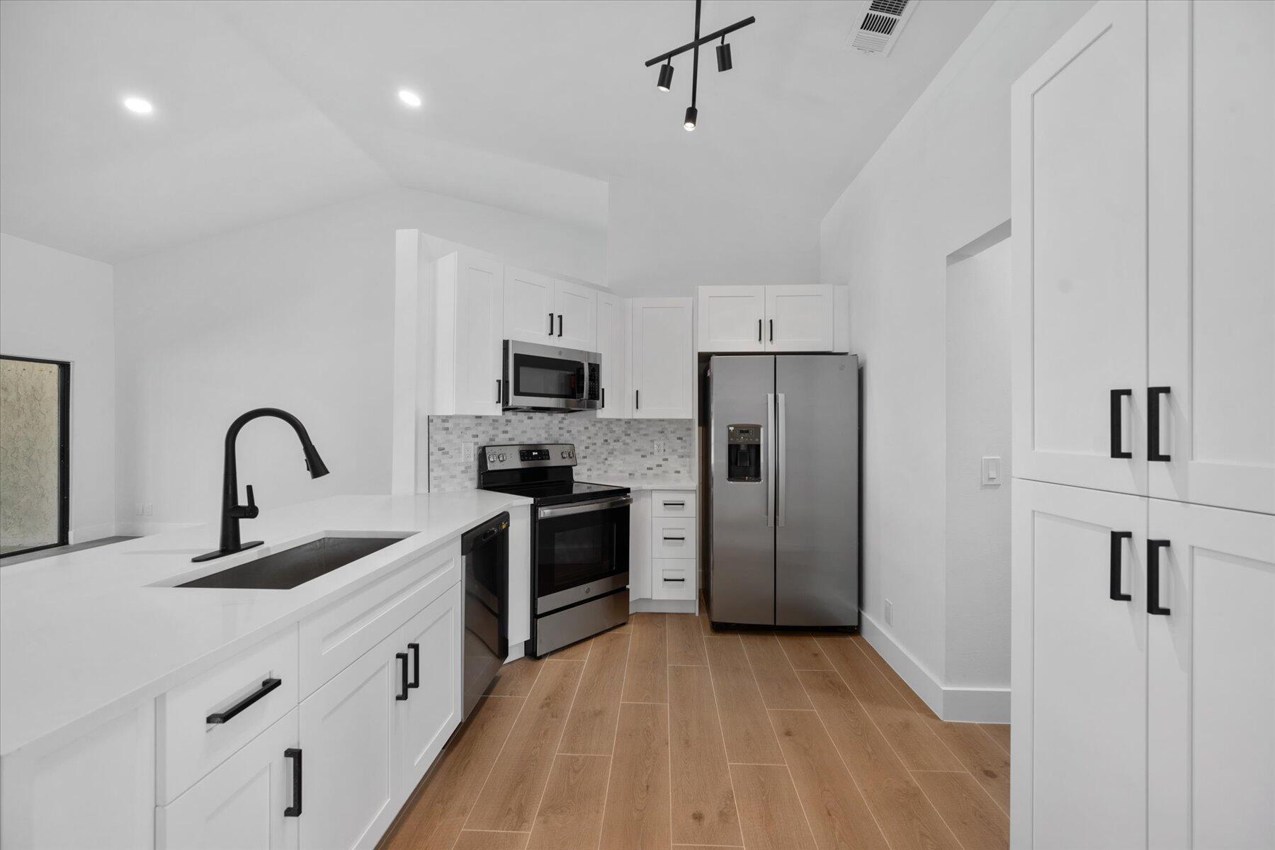 SHORES AT WELLINGTON II COND DECL FILED 2-27-86 IN - Residential